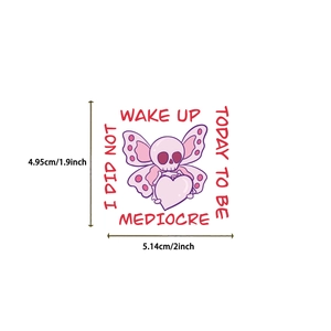 Détail du sticker crâne rose avec citation I DID NOT WAKE UP TODAY TO BE MEDIOCRE