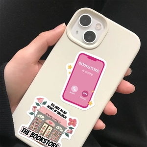 Gros plan d'autocollants de lecture en PVC décoratifs sur une coque de téléphone portable