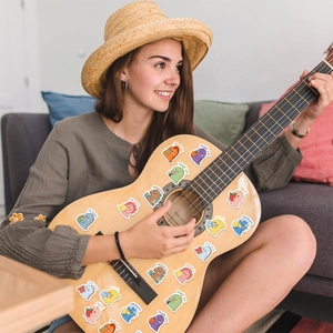 Autocollants de récompense dinosaures avec slogans Great et Perfect collés sur une guitare