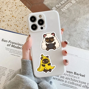 Dettaglio della cover bianca per iPhone con adesivi di gatti 3D e ritaglio fotocamera