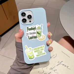 Nahaufnahme der Matcha Mädchen Handyhülle für iPhone mit süßer Illustration auf Holztisch