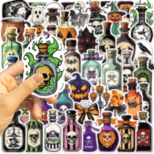 Nahaufnahme einer Hand mit einem Halloween-Aufkleber aus einem Set bunter Grusel-Motive