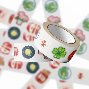 Primo piano di nastro adesivo decorativo con illustrazioni di frutta e fiori per cancelleria