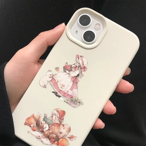 Détail d'une coque de téléphone mate crème avec illustrations japonaises de filles en main