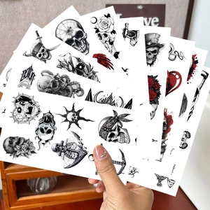Detailansicht der temporären Totenkopf Tattooset mit dunklen gotischen Illustrationen