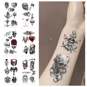 Detailansicht von 6 Gothic Totenkopf Tattoo Aufklebern in Schwarz-Weiß auf einem Arm