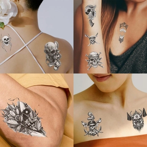Detailansichten wasserfester Cartoon-Totenkopf-Tattoos auf Arm und Brust