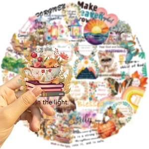 Détail de l'autocollant tasse fleurie et phrases inspirantes du lot de stickers PET étanches