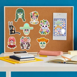 Detail van kleurrijke Dag van de Doden stickers met suikerschedels op kurkbord