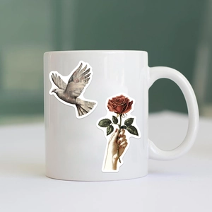 Detalle de un collage artístico retro sobre una taza de cerámica blanca brillante