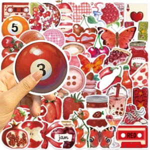Vue détaillée d'autocollants en vinyle rouge imperméables avec motifs variés et échelle