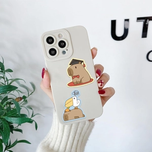 Détail de la coque iPhone blanche mate avec motifs capybara mignons et fini soyeux