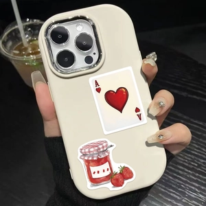 Détail de la coque iPhone crème avec autocollants As de Cœur et confiture de fraises