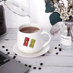 Gros plan d'autocollants rétro sur un ensemble mug et plateau dans un décor de bureau à domicile