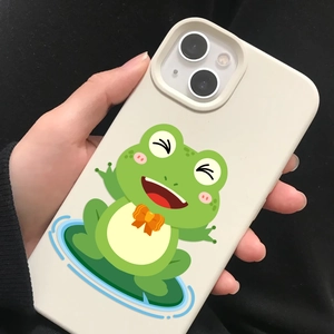 Gros plan d'un motif de grenouille mignonne sur une coque en silicone beige pour iPhone