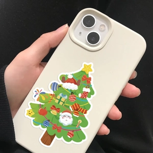 Detailopname van een crèmekleurig iPhone-hoesje met een feestelijk kerstboumpatroon