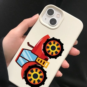 Primer plano de funda de iPhone blanco roto con dibujo de tractor rojo sostenida a mano
