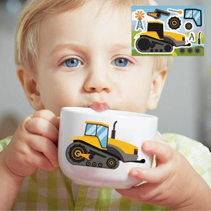 Pegatinas impermeables de vehículos de construcción aplicadas en una taza infantil de cerámica