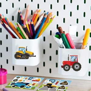 Pegatinas de vehículos de construcción en caja de almacenaje con lápices de colores