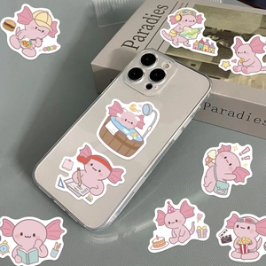 Autocollants axolotl rose décorant une coque de téléphone sur une table texturée