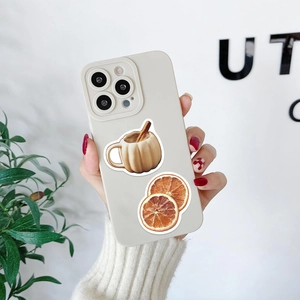 Détail de la coque iPhone d'automne avec motif citrouille et protection de caméra