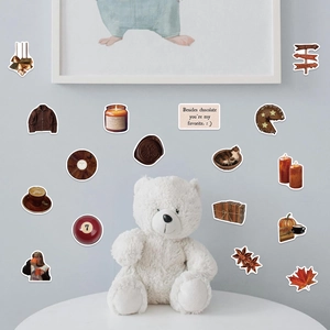 Autocollants d'automne rétro avec café et feuilles présentés avec un ours en peluche blanc