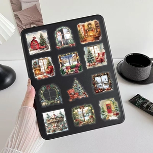Vue détaillée d'autocollants de Noël colorés sur étui de tablette aux motifs de fête dessinés