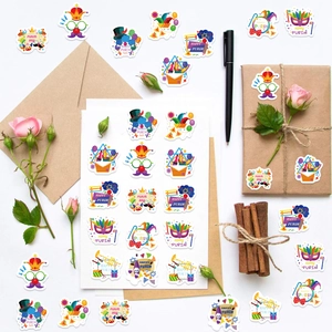 Rotolo di adesivi Happy Purim con maschere e stelle su buste regalo bianche