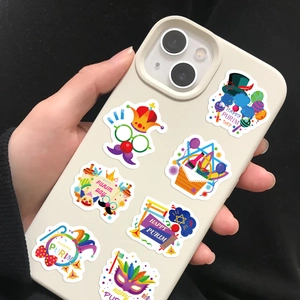 Adesivi colorati di Purim con maschere e corone sul retro di un cellulare bianco