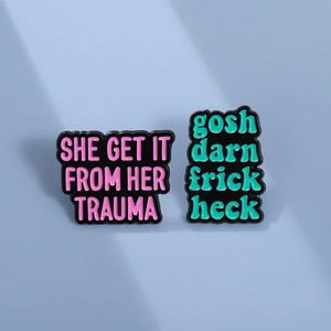 Broche Créative en Émail avec Lettres She Get It From Her Trauma Gosh Darn Frick Heck Épingles en Alliage pour Sac à Dos Vêtements Bijoux