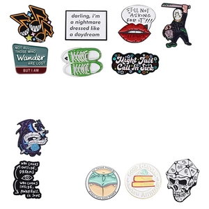 Broche de Pin de Esmalte de Aleación Dibujos Animados Personaje Película Terror Cita Libro Dragón D20 Dados Insignia Para Ropa Unisex