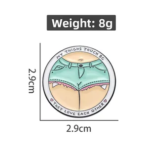 Detalle de broche esmaltado de 2,9cm con eslogan gracioso y diseño de piernas de dibujos