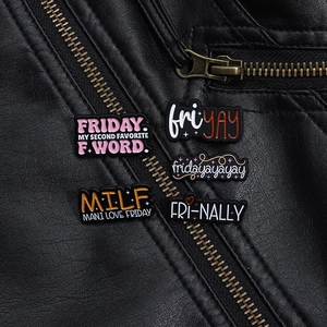Détail de 5 épingles en émail sur le thème du vendredi sur une veste en cuir noir