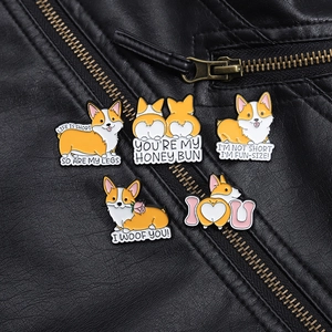 Set van vijf schattige Corgi emaille spelden geprikt op een zwart leren jack in diverse poses