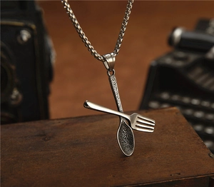 Macro-opname van industriële vintage lepel- en vorkhanger aan een stevige boxketting
