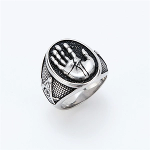 Détail du symbole maçonnique gravé sur une bague vintage en acier inoxydable