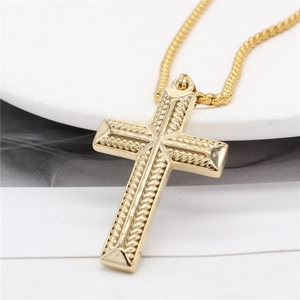 Collier hip hop pour homme avec pendentif croix dorée et chaîne boîte sur une assiette