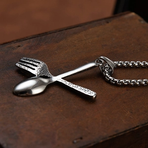 Creatieve roestvrijstalen ketting met gekruiste lepel en vork hanger aan een box ketting