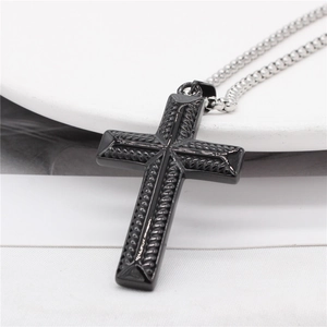 Collier croix hip-hop avec pendentif noir à texture tissée sur chaîne à billes