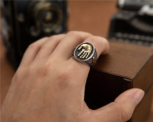 Détail du logo maçonnique sur une bague vintage en acier inoxydable bicolore pour homme
