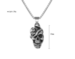 Détail du pendentif gothique crâne et serpent avec dimensions de 33mm et poids 26g