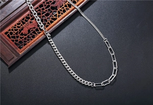 Dettaglio della collana in argento con catena cubana e a graffetta dal design moderno
