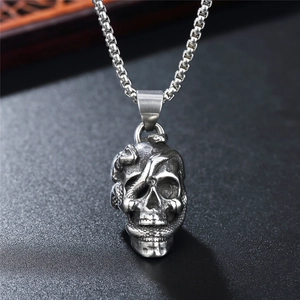 Collier gothique avec pendentif crâne et serpent en acier oxydé et chaîne box