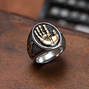 Bague maçonnique vintage en acier avec main en or en relief et symboles secrets