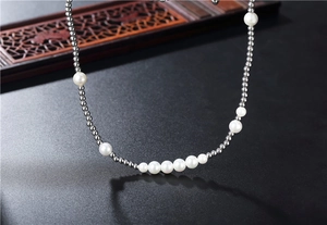 Vue détaillée du collier tendance en perles et acier titane avec perles élégantes