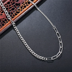 Collana minimalista in acciaio inossidabile con design asimmetrico a catena cubana e graffetta