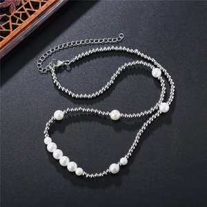 Collier hip hop en acier titane avec perles dégradées et billes argentées sur fond gris