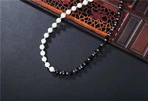 Détails du collier avec perles blanches, cristaux noirs et perles d'espacement argentées