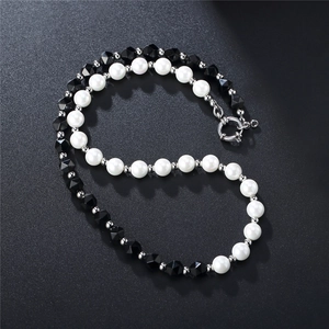 Collier hip hop en acier titane avec perles noires et blanches et fermoir argenté