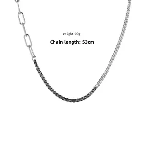 Détail du collier à mailles mixtes comprenant des anneaux argentés et une chaîne box noire